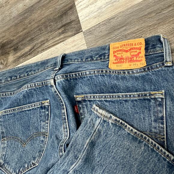 Levis 501 Mid Wash Blue Mens 36x32 Button Fly Straight Leg Denim Jeans Red Tab - Picture 4 of 16